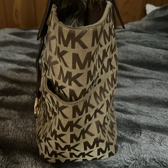 Michael Kors Signature Tote Good used condition - Picture 5 of 8